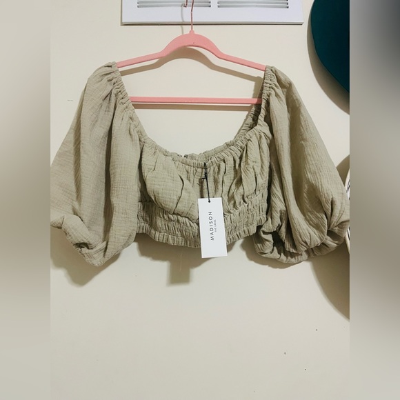 It’s a top (Madison The Label) and skirt set Uniclo Gorgeous piece - Picture 2 of 5